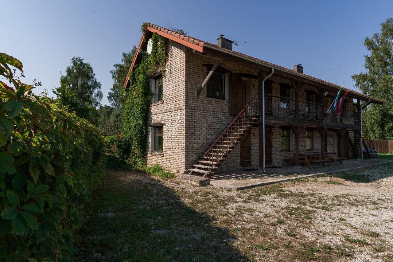 Cerpas Hotel Medemciems Kültér fotó
